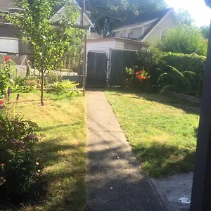 Quiet-comfy 3 Bedroom On A Tree Lined Street In Kits Canada
